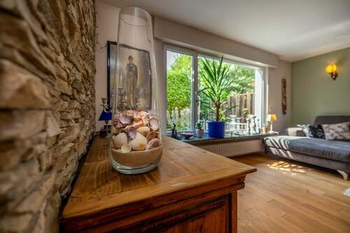 Wonzimmer mit Blick ins Grüne und auf den Pool - 