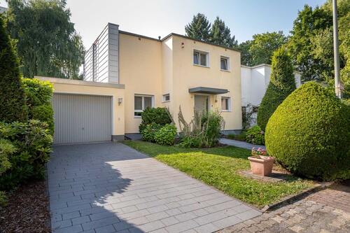 Haus Vorderseite mit Vorgarten, Garage und Stellplatz - Reihenendhaus mit 124,00 m&sup2; in Frankfurt zum Kaufen