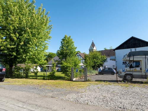 Parkplätze und Garteneingang - 