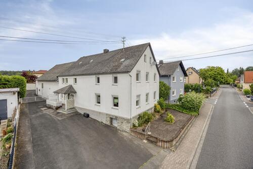 Haus Mit Scheune und Hof - 12 Zimmer Einfamilienhaus in Moschheim