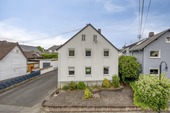 Strassenansicht frontal - 12 Zimmer Einfamilienhaus zum Kaufen in Moschheim