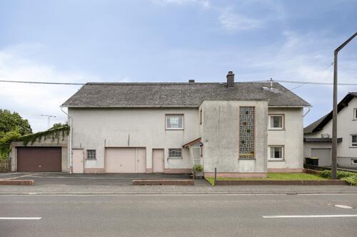 Strassenansicht vorn - 9 Zimmer Einfamilienhaus in Girod