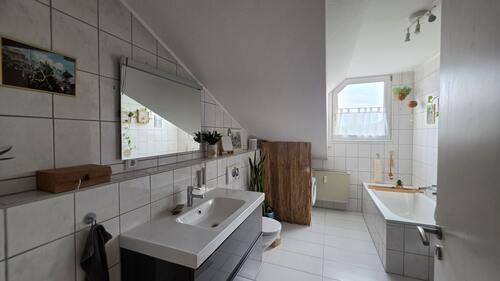 Tageslichtbad mit Wanne & Dusche - 