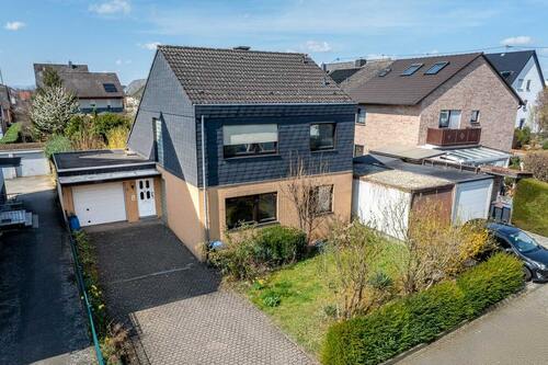 Einfamilienhaus mit 2x Garagen - 