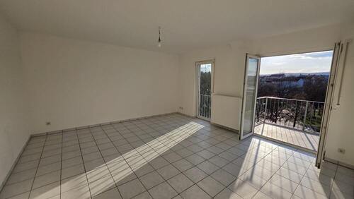 Wohnzimmer mit Balkonzugang - 