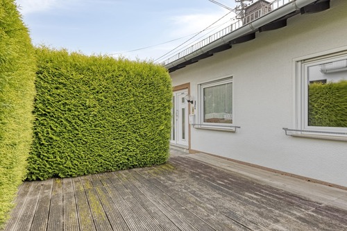Sichtgeschützte Terrasse vor dem Haus - 