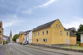 Hausansicht von rechts - 9 Zimmer Einfamilienhaus in Wirges