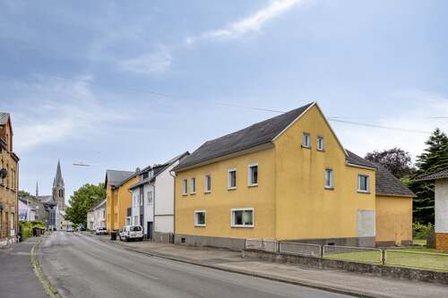Hausansicht von rechts - 9 Zimmer Einfamilienhaus in Wirges
