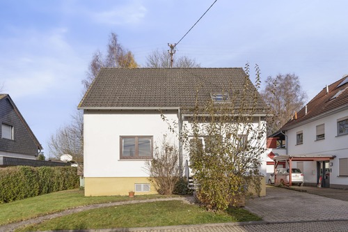 Strassenansicht - 7 Zimmer Einfamilienhaus in Bannberscheid