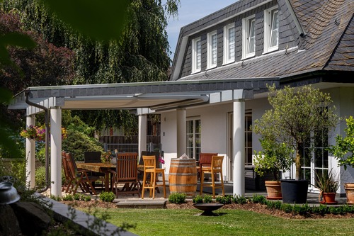 Überderdachte Terrasse mit Verschattungsmöglichkeit - 