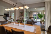 Blick vom Esstisch in den Wintergarten und Wohnbereich - 