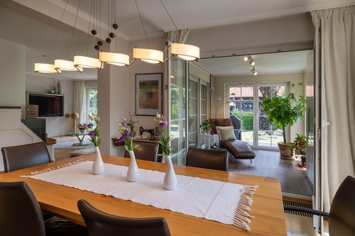 Blick vom Esstisch in den Wintergarten und Wohnbereich - 