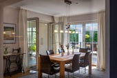 Essbereich mit Zugang zur Terrasse und Wintergarten - 