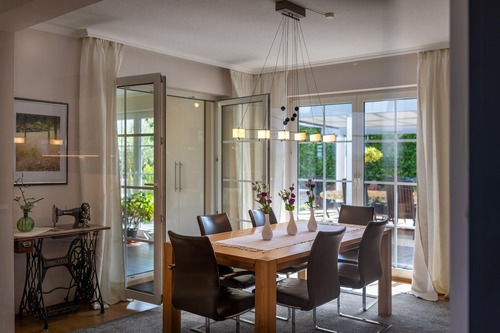 Essbereich mit Zugang zur Terrasse und Wintergarten - 