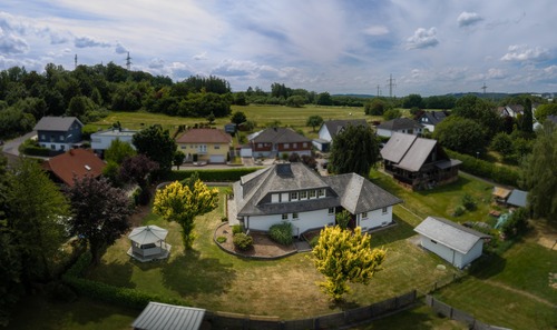 Perspektivansicht hinten und Umgebung - Einfamilienhaus mit 220,00 m&sup2; in Ebernhahn zum Kaufen