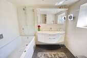 Helles Bad mit Badewanne - 