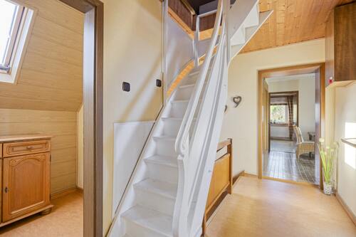 Flur OG und Treppe zum DG - 