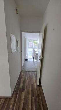 Blick aus der Wohnung in den Hausflur - 