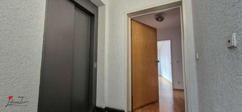 Treppenhaus/ Aufzug - 