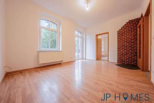 Wohnzimmer (EG) - 8 Zimmer Zweifamilienhaus zum Kaufen in Sternebeck