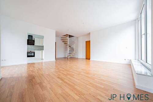 Wohnzimmer mit Zugang Balkon - 4 Zimmer Maisonettenwohnung zum Kaufen in Zeuthen