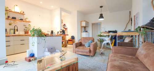 Wohnzimmer-Küche - Stilvoller Dachgeschoss-Traum mit zwei Dachterrassen – bezugsfreie 2-Zimmer-Wohnung in Berlin-Grünau