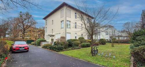 Hausansicht - Wohnen am Tiefen See – 2-Zimmer-Wohnjuwel mit Balkon & Tiefgaragenstellplatz