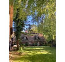 Traumhaftes Reetdach-Ein-Zweifamilienhaus mit parkähnlichem Garten in Angeln - Scheggerott
