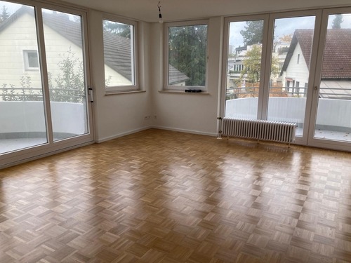 Wohnzimmer mit 2 Balkonen - 2 Zimmerwohnung in München Bogenhausen zu vermieten zum sofortigen Bezug