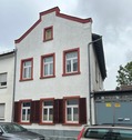 Straßenansicht - Stadthaus in Frankfurt-Fechenheim mit 2 Wohnungen zum Verkauf angeboten