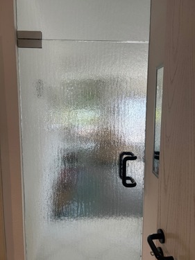 Lichtdurchlässige Tür zum Wohnzimmer - 