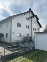 Blick auf den Hauseingang mit Tiefgaragenzufahrt - 2 Zimmer Etagenwohnung zum Kaufen in Seeheim-Jugenheim
