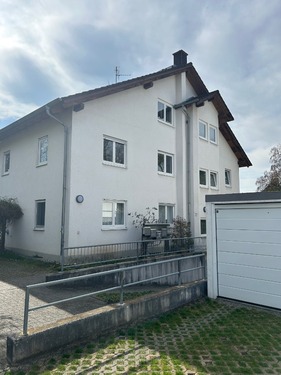 Blick auf den Hauseingang mit Tiefgaragenzufahrt - 2 Zimmer Etagenwohnung zum Kaufen in Seeheim-Jugenheim