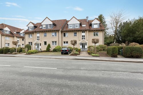 Außenansicht - ofort frei: Gepflegte 2-Zimmer-Erdgeschosswohnung mit großem Balkon & Tiefgaragenstellplatz