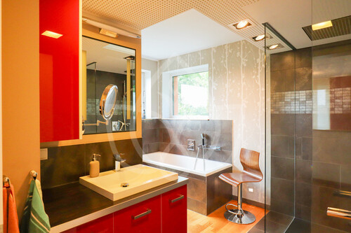 Wohnhaus - Dusch- und Wannenbad en Suite OG - 