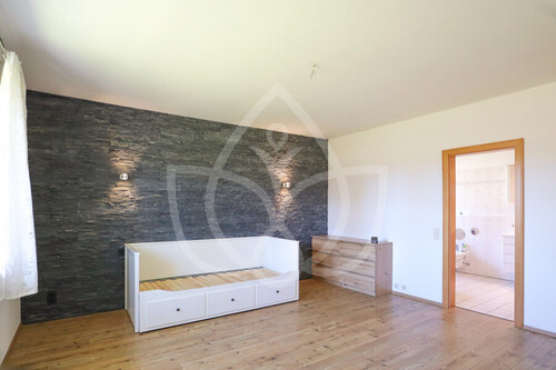 EG - Zimmer 1 mit Zugang Dusch- & Wannenbad - 8 Zimmer Einfamilienhaus in Hasloh