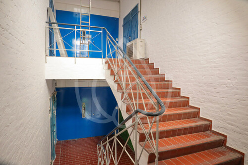 Treppenaufgang mit Lastenaufzug - 