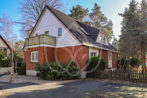 Hausansicht & Stellplätze - Zweifamilienhaus mit 6 Zimmer in Glienicke,Nordbahn