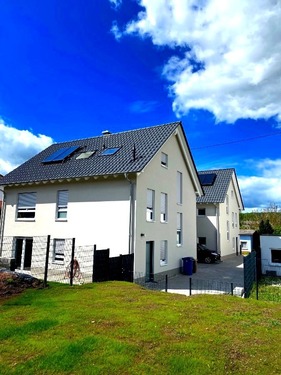 Hausansicht links - Energieeffizienzklasse A+ Neubau-EFH in Schwedelbach – zeitlose Architektur & elegante Ausstattung