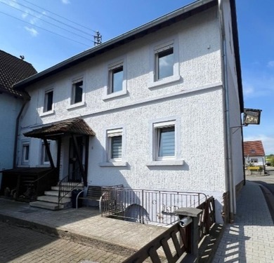 Hausansicht Vorne - 7 Zimmer Maisonettenwohnung zur Miete in Heiligenmoschel