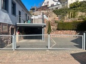 Straßenansicht mit Carport und Stellplätzen und Terrasse - 7 Zimmer Einfamilienhaus in Weidenthal