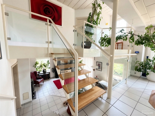 Wohnbereich mit Galerie - (KI generiert) - Mehrfamilienhaus, Wohnhaus mit 331,00 m&sup2; in Wiesbaden zum Kaufen