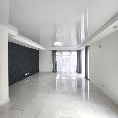 Wohnzimmer mit TV-Wand - 