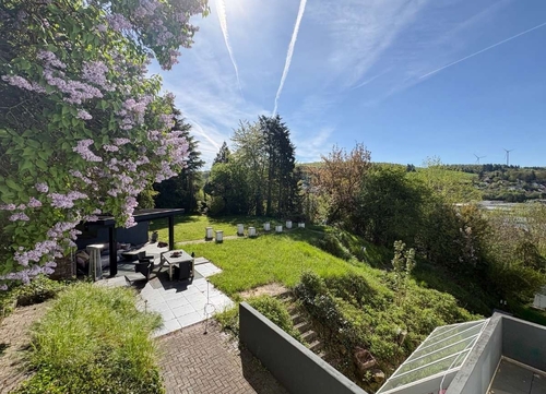 Gartenfläche neben dem Haus - 