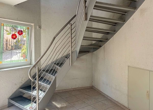 Treppe zum Obergeschoss - Etagenwohnung mit 103,00 m&sup2; in Harthausen zum Kaufen