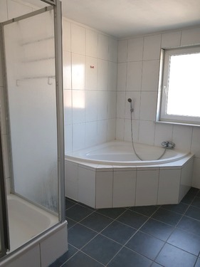 Badezimmer mit Dusche und Eckbadewanne - 