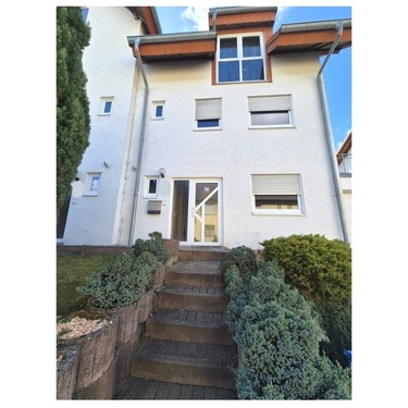 Straßenansicht - Housing approved: großes Reihenendhaus mit Stellplatz, Galerie & Terrasse über 4 Etagen zu vermieten
