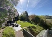 Gartenfläche neben dem Haus - 