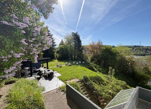 Gartenfläche neben dem Haus - 