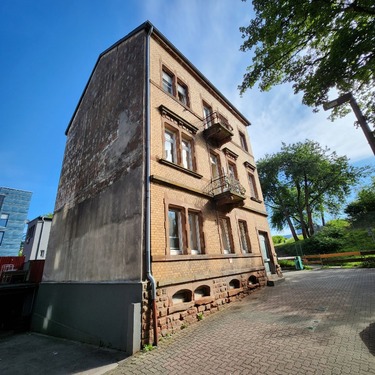 Schrägansicht - 7 Zimmer Mehrfamilienhaus, Wohnhaus in Pirmasens